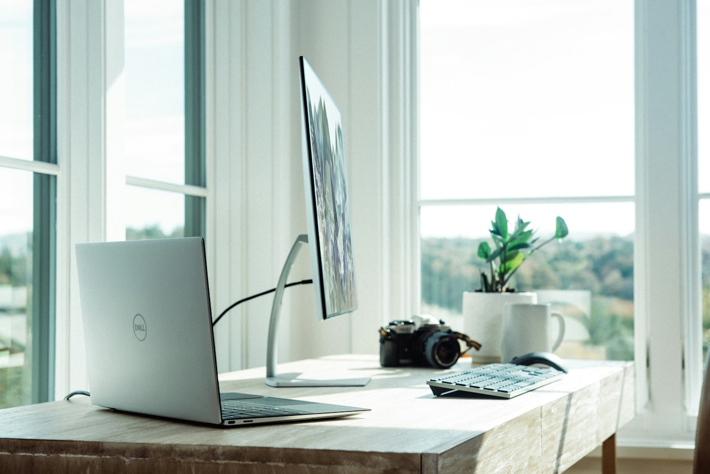 Ordinateur portable sur un bureau lumineux dans un espace de travail