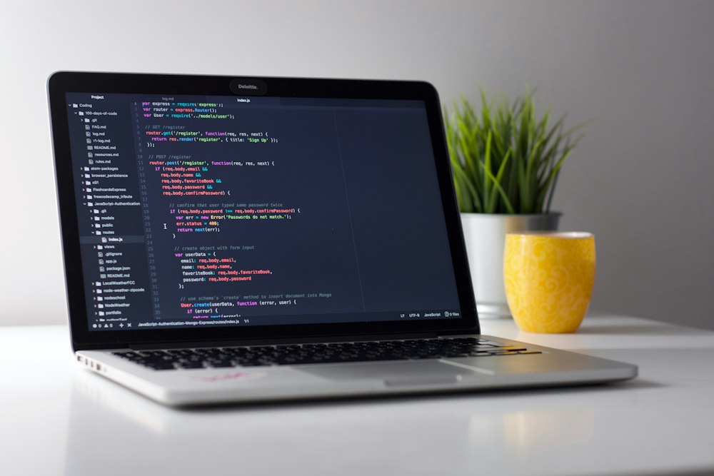 Ordinateur portable affichant le code d’un logiciel sur mesure
