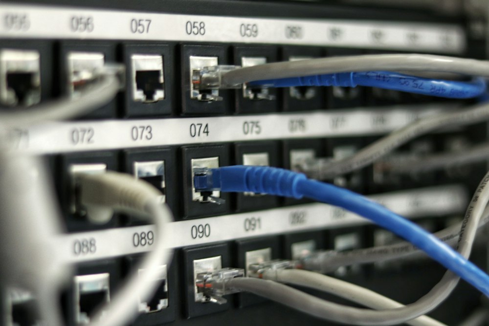 Câbles réseau connectés à un commutateur dans une baie informatique