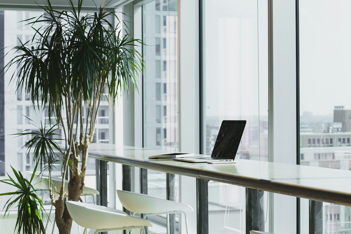 Espace de coworking lumineux avec des postes de travail