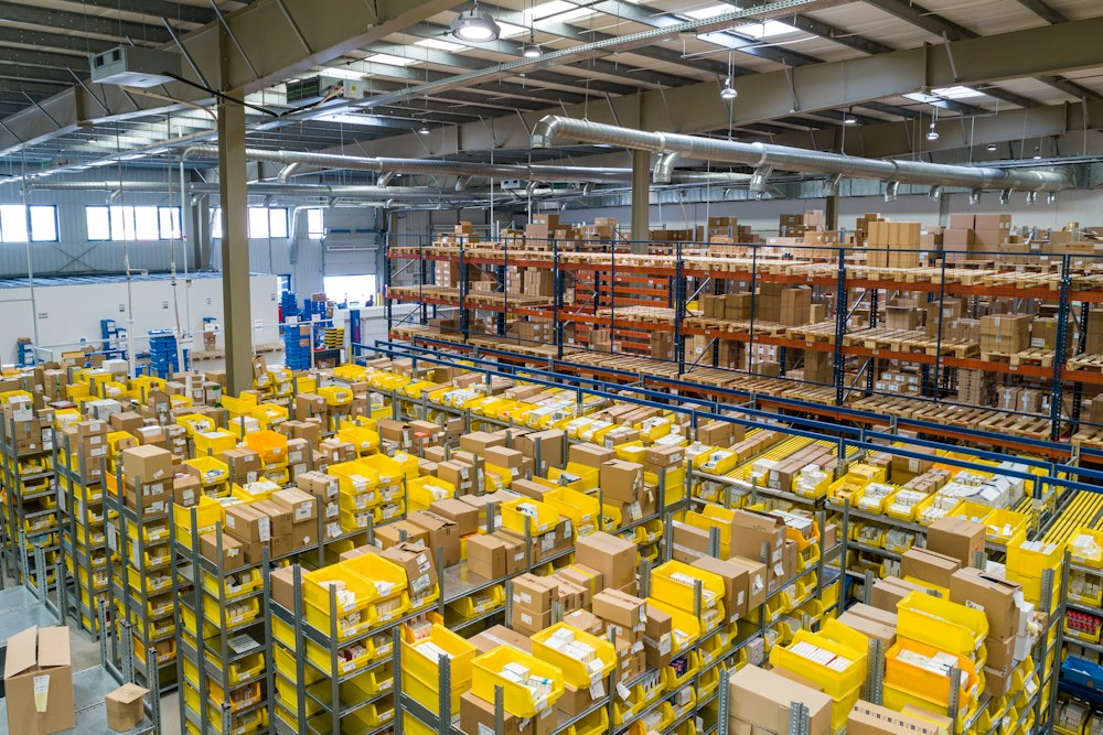Entrepôt de distribution avec rayonnages de marchandises
