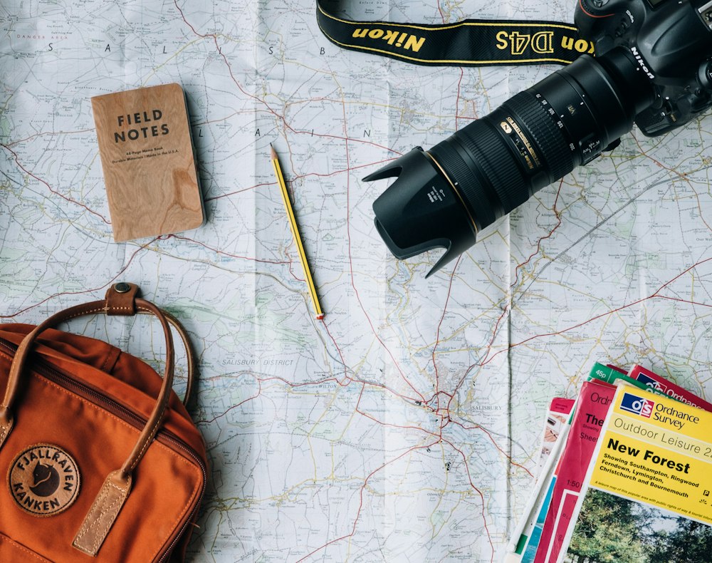 Carte, appareil photo et carnet préparés pour un voyage