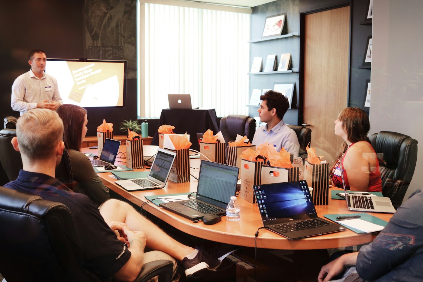 Participants suivant une formation informatique pratique sur leurs ordinateurs portables